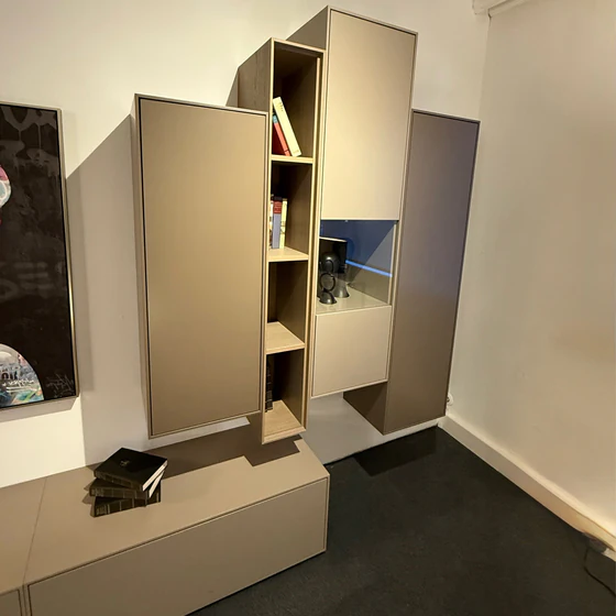 Sudbrock GAME Wohnwand mit Hängeelementen, Regal und Vitrine in Siena/Terra und Eiche Sahara