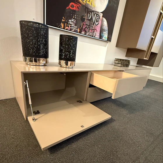Sudbrock GAME Sideboard – geöffnete Klappe und Schubkasten mit viel Stauraum
