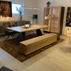 Riva 1920 Ombra Bench aus Eiche, Raumansicht mit Tisch
