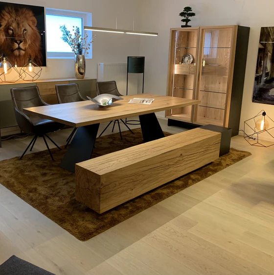 Riva 1920 Ombra Bench aus Eiche, Raumansicht mit Tisch