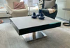 Moderner Couchtisch JANUS Janas von Ronald Schmitt mit Keramikoberfläche und dekorativen Vasen im Showroom von Zeppenfeld Wohn Evolution in Olpe