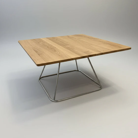Beistelltisch K951 – Frontansicht, 75×75×40 cm, Wildeiche & Edelstahl