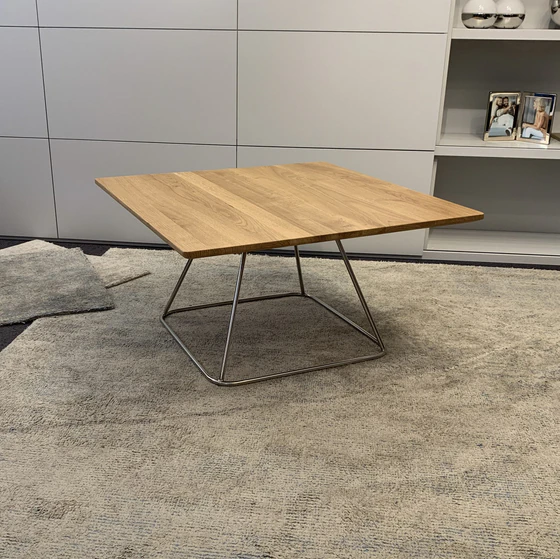 Ronald Schmitt K951 Beistelltisch im Wohnambiente – Wildeiche massiv, Edelstahl poliert, 75×75×40 cm