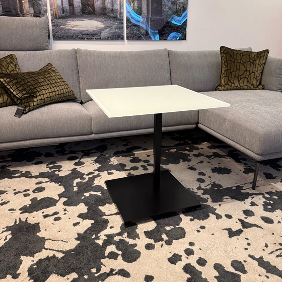 Beistelltisch 60×60 cm – Optiwhite-Glas mit Nanostruktur, unterlackiert nach RAL/NCS/Sikkens, rollbar; passend für Duett K526 & Kolo K726 (DUO/pOp) Wohnsituation