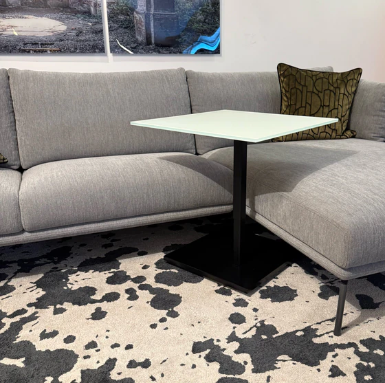 Beistelltisch 60×60 cm – Optiwhite-Glas mit Nanostruktur, unterlackiertweiß, rollbar; passend für Duett K526 & Kolo K726 (DUO/pOp)