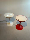 Zwei Beistelltische RECHARGE von Miniforms mit leuchtender LED-Beleuchtung in Weiß und Rot, retro-inspiriertes Design