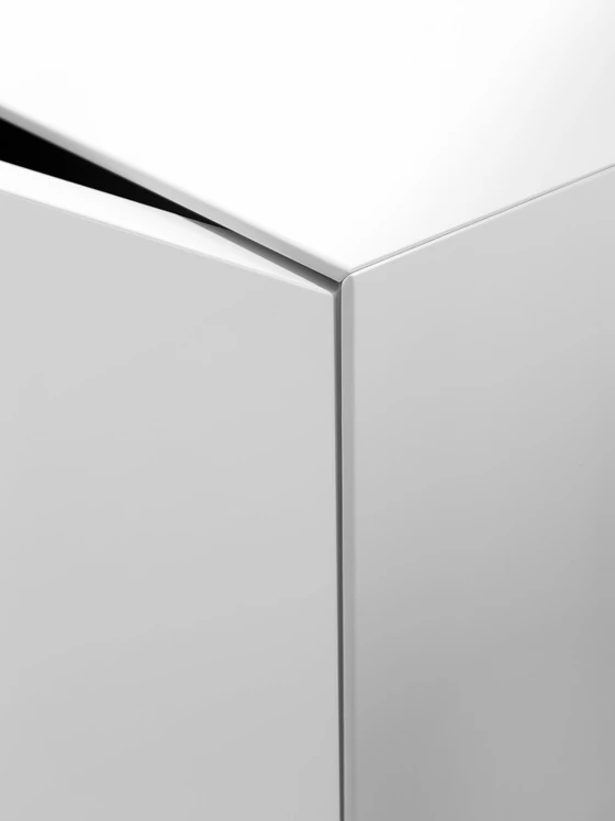 Detailansicht Gehrung der Piure Nex Pur Box – präzise Kantenverarbeitung für flächenbündiges Design mit höchster handwerklicher Qualität