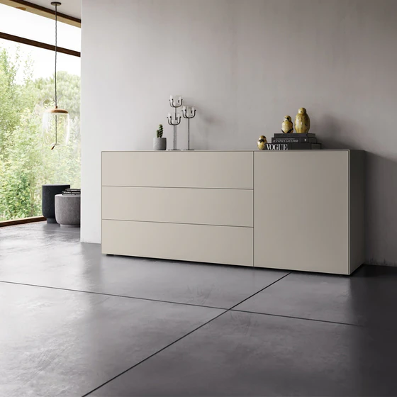 Piure Nex Pur Box 2023800 in Silk – Design-Sideboard 180×75×48 cm mit Schubladen/Tür, grifflos luftiges Wohnraumbild