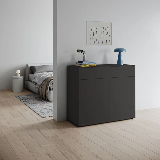 Piure Nex Pur Box 2033800 in Graphite – Designkommode 120×100×48 cm, Türen & Schub, Schlafzimmerkommode in artgerechter Umgebung