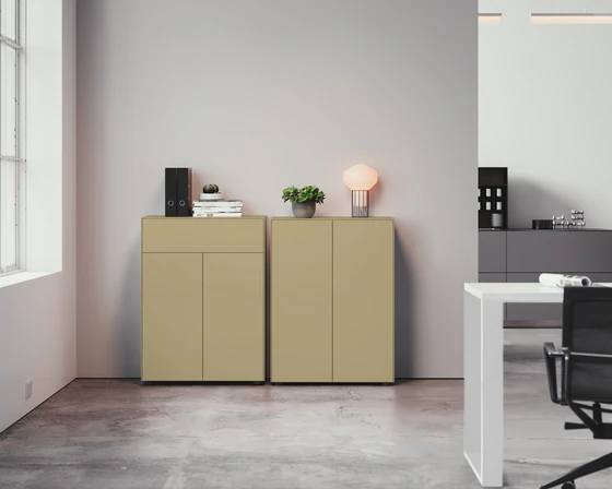 Harmonische Sideboard-Kombination aus zwei Kommoden in eleganter Taupe-Farbe – Piure Nex Pur Box 2041100 mit 2 Türen und 2041300 mit zusätzlichem Schubkasten, präsentiert in einem hellen Interior mit Betonboden