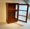 Form Exclusiv Vitrine geöffnet: Innenansicht mit Glaseinlegeboden und Schublade, Kirschbaumholz warmtonig, Facettverglasung sichtbar, Ausstellungsstück mit nur leichten Lagerspuren.