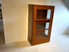 Vitrinenschrank Premium von Form Exclusiv, frontal geschlossen, klare Linienführung in massiver Kirschbaum-Ausführung, hochwertige Verarbeitung, Abverkaufsstück.