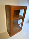 Form Exclusiv Design-Vitrine Premium 1-türig in Kirschbaum, Seitenansicht mit Facettglas, edle Messingbeschläge und eleganter Korpus – Ausstellungsstück in Top-Zustand.
