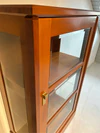 Innenansicht der Form Exclusiv Premium Vitrine mit Glaseinlegeboden und feiner Holzstruktur, Kirschbaum seidenmatt lackiert, hochwertiges Ausstellungsstück.
