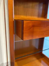 Detailansicht der integrierten Holzschublade in der Premium-Vitrine von Form Exclusiv, präzise Handwerkskunst in Kirschbaum, edles Unikat im Abverkauf.