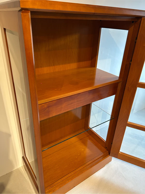 Innenansicht der Form Exclusiv Premium Vitrine mit Glaseinlegeboden und feiner Holzstruktur, Kirschbaum seidenmatt lackiert, hochwertiges Ausstellungsstück.