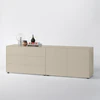 Modernes Sideboard in Seidengrau, bestehend aus einem Element mit drei Schüben und einem Element mit zwei Türen, auf einem weißen Studiohintergrund.