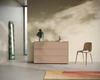 Wohnbeispiel mit Kommode Piure Nex Pur Box 1536776 in Rosewood-Farbton, warmes Ambiente mit Designmöbeln.