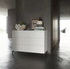 Nex Pur Box Kommode 1536776 in Weiß mit schwarzen Kufen, stilvoll dekoriert in modernem Interieur.