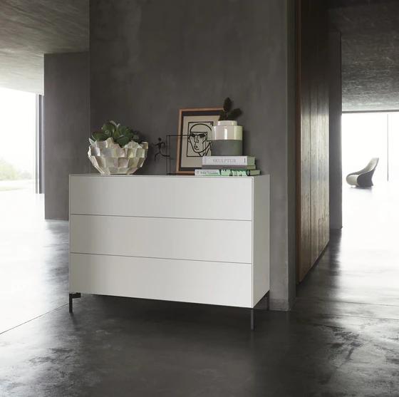 Nex Pur Box Kommode 1536776 in Weiß mit schwarzen Kufen, stilvoll dekoriert in modernem Interieur.