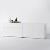 Weißes Sideboard mit klaren Linien, bestehend aus drei Schubladen links und zwei Türen rechts, mit schlichter Deko auf weißem Hintergrund.