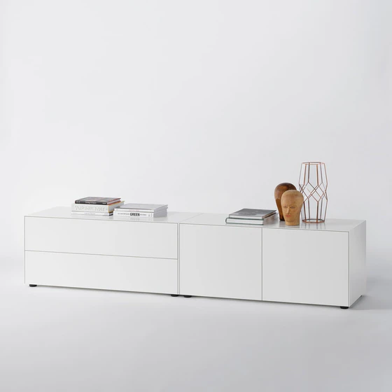 Weißes Piure Nex Pur Box Lowboard mit 2 Türen und 2 Schüben – Kombination aus 1573878 und 1573881, 240 × 50 × 48 cm, auf Gleitern, vor neutralem Hintergrund.