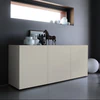 Elegantes Sideboard Piure 2020500 in Farbe Silk, modern inszeniert vor dunkler Wand mit Skulpturen und Vasen