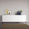 Piure Sideboard 2020600 in Weiß mit Eckfüßen, im modernen Wohn-Essbereich vor grauer Wand – klar, funktional und skandinavisch inspiriert eingerichtet.