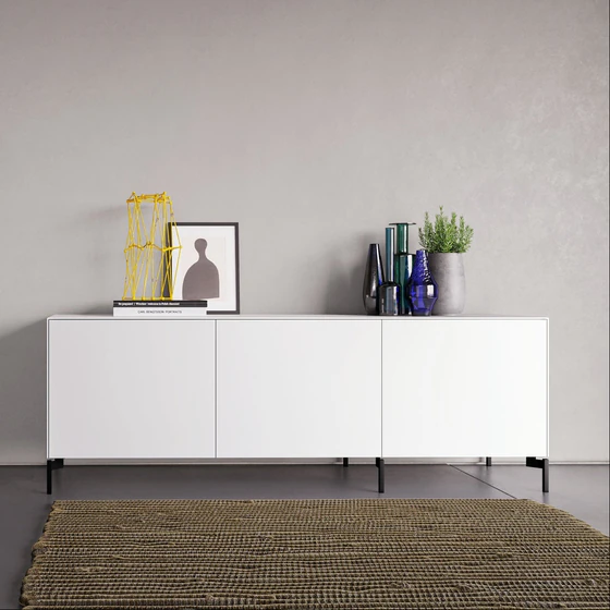 Piure Sideboard 2020600 in Weiß mit Eckfüßen, im modernen Wohn-Essbereich vor grauer Wand – klar, funktional und skandinavisch inspiriert eingerichtet.