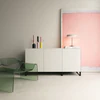 Sideboard 2020500 in Weiß mit optionalem Kufengestell – modern kombiniert mit rosa Kunst und Designstuhl