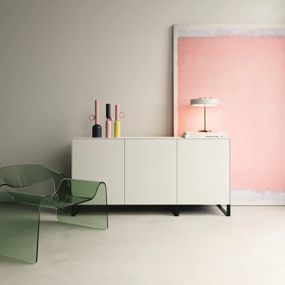 Sideboard 2020500 in Weiß mit optionalem Kufengestell – modern kombiniert mit rosa Kunst und Designstuhl