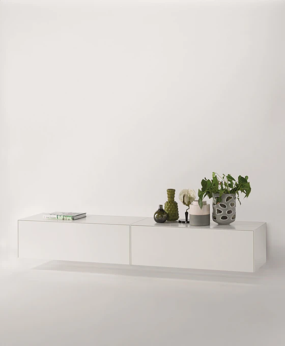 Piure Nex Pur Box Hängelowboard 2045800 in Weiß mit zwei Klappen – freigestelltes Produktbild, moderne Wandmontage In Wohnumgebung
