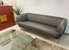 Leolux Flint Sofa 3-Sitzer mit Senso Castor Chromgestell, Lederbezug, modernes Design, Frontansicht im Wohnraum