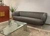 Leolux Flint Sofa, dreisitzig, Lederbezug, Senso Castor Chromgestell, Perspektivaufnahme im Wohnbereich