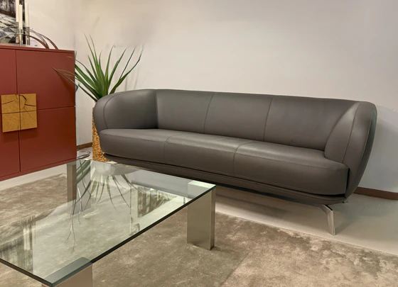 Leolux Flint Sofa, dreisitzig, Lederbezug, Senso Castor Chromgestell, Perspektivaufnahme im Wohnbereich