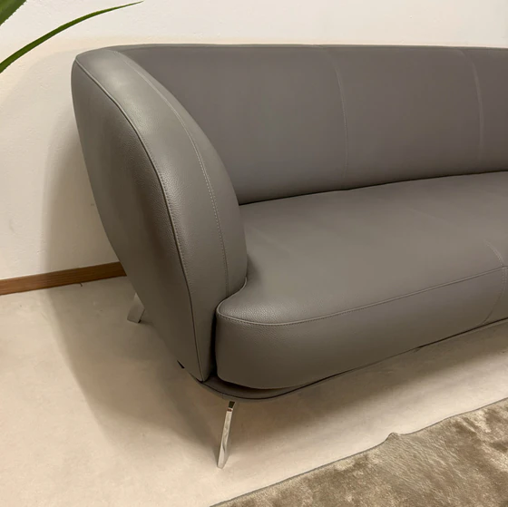 Nahaufnahme Armlehne und Sitzpolster des Leolux Flint 3-Sitzer Sofas mit Senso Castor Chromgestell