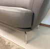 Detailansicht Leolux Flint Sofa, Lederpolster und Chromfuß des Senso Castor Gestells