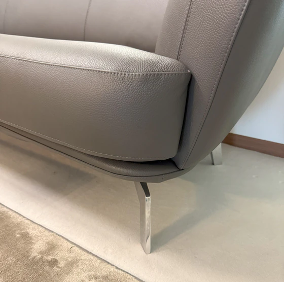 Detailansicht Leolux Flint Sofa, Lederpolster und Chromfuß des Senso Castor Gestells