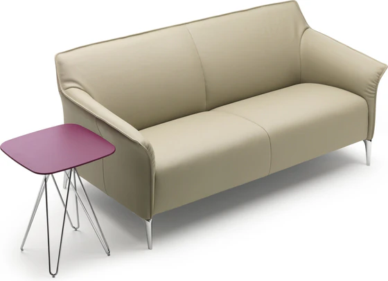 Leolux Mayon 3-Sitzer in creme als Freisteller mit Beistelltisch und Aluminiumfuessen