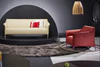 Leolux Mayon Sofa in creme mit Mayuro Sessel in rosé und gelbem Hocker, Studioambiente mit Aluminiumfüssen