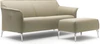 Leolux Mayon Sofa in creme mit passendem Hocker, elegantes Ledersofa mit Aluminiumfuessen