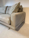 Detailaufnahme der Armlehne vom Frommholz Sofa MOON in grauer Stoffausführung