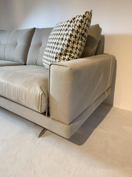Detailaufnahme der Armlehne vom Frommholz Sofa MOON in grauer Stoffausführung