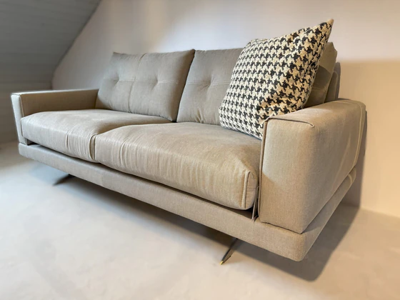 Perspektivansicht des Frommholz MOON Sofas mit markantem Untergestell und klaren Linien