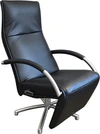Jori Relaxsessel Mensana JR-7260 in schwarzem Leder ohne Nackenrolle, mit hoher Rückenlehne und silberfarbenem Drehgestell.