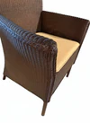 Detail – Loom-Textur und Holzrahmen am Lloyd Loom Boston