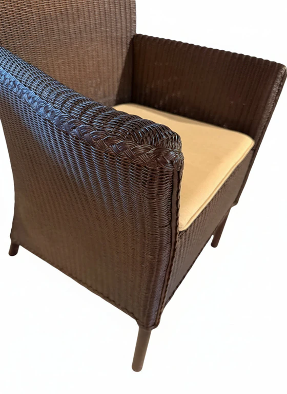Detail – Loom-Textur und Holzrahmen am Lloyd Loom Boston