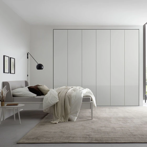 Sudbrock Kleiderschrank Miria Plus 110 in Blütenweiß im Schlafzimmer – modernes, ruhiges Design mit großer Frontfläche.