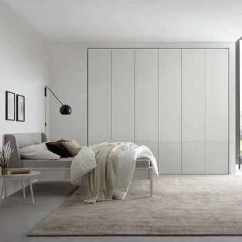 Sudbrock Kleiderschrank Miria Plus 110 in Blütenweiß im Schlafzimmer – modernes, ruhiges Design mit großer Frontfläche.