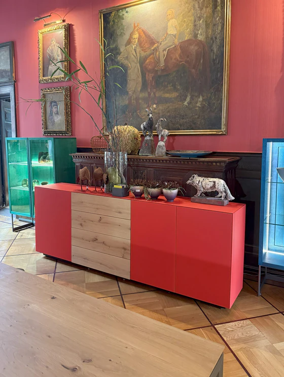 Design Anrichte Novus von Scholtissek, neue Variante mit Holz-Schubkästen statt Glas, in modernem Rot und Eiche massiv